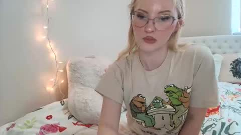 Snapshot of petite_cupcake chatting on 11.11.25 Little cupcake online show from 11.11.25