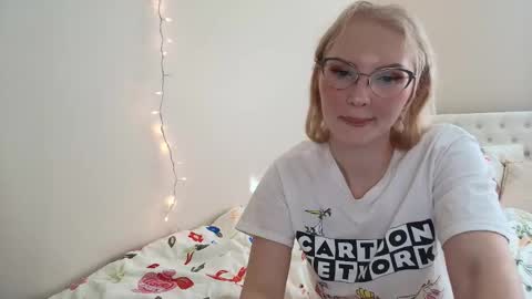 Snapshot of petite_cupcake chatting on 11.17.25 Little cupcake online show from 11.17.25