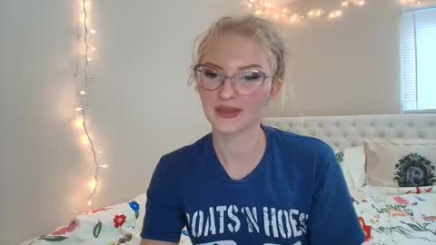 Snapshot of petite_cupcake chatting on 11.18.25 Little cupcake online show from 11.18.25