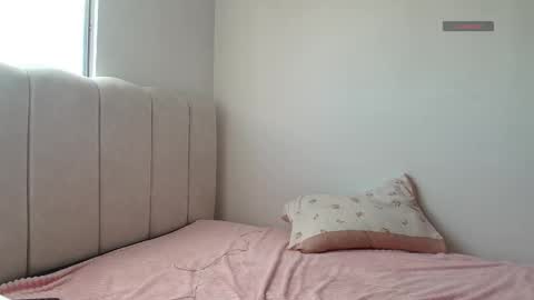 Snapshot of petite_marie_ chatting on 11.17.25 petite_marie_ online show from 11.17.25