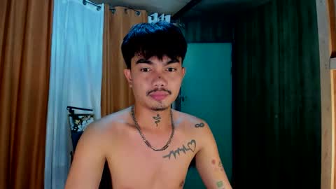 Snapshot of petiteasianx chatting on 11.08.25 Vrin online show from 11.08.25