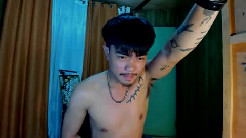 Snapshot of petiteasianx chatting on 11.27.25 Vrin online show from 11.27.25