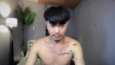 Snapshot of petiteasianx chatting on 12.02.25 Vrin online show from 12.02.25