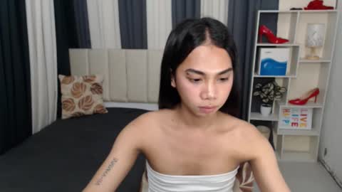 Snapshot of petiteasianyukie chatting on 11.26.25 Yukie online show from 11.26.25