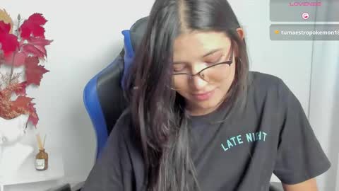 Snapshot of petitesophi chatting on 11.25.25 Sofa online show from 11.25.25