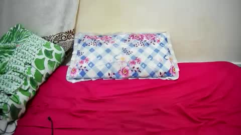 Snapshot of petitetasha chatting on 09.15.25 petitetasha online show from 09.15.25