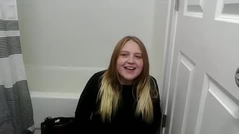 Snapshot of phatassblond chatting on 12.21.24 PhatAssBlond online show from 12.21.24