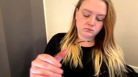 Snapshot of phatassblond chatting on 01.21.25 PhatAssBlond online show from 01.21.25