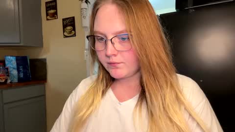 Snapshot of phatassblond chatting on 02.06.25 PhatAssBlond online show from 02.06.25