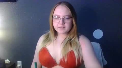 Snapshot of phatassblond chatting on 03.04.25 PhatAssBlond online show from 03.04.25