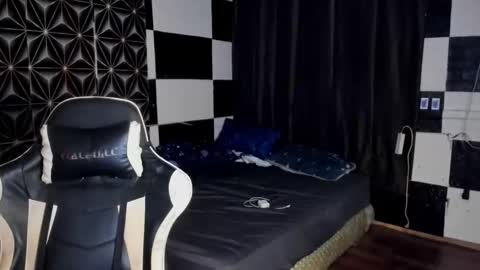 AJ online show from 11.19.25