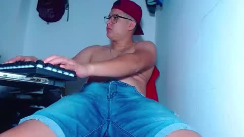 Snapshot of phoenixgnz08 chatting on 12.04.25 AdnierGnz online show from 12.04.25