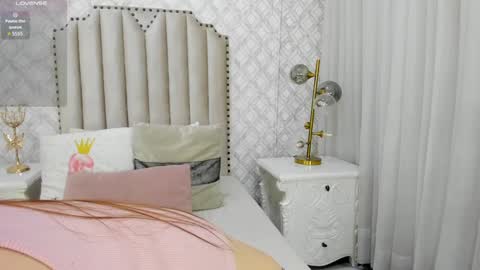 Snapshot of pia_johnson_ chatting on 12.21.24 online show from 12.21.24