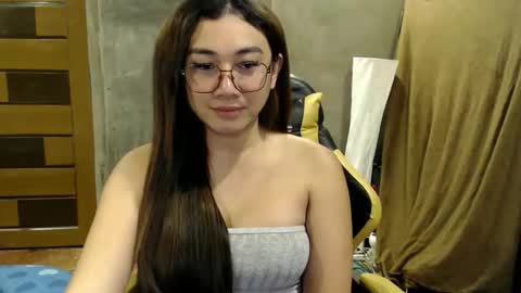 Snapshot of pia_worthsback chatting on 10.21.25 Pia online show from 10.21.25