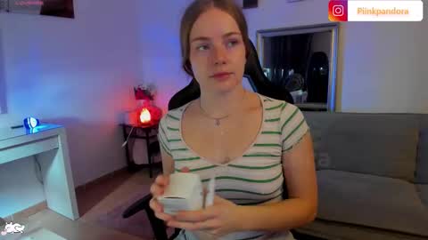 Snapshot of piinkpandora chatting on 11.16.25 PiinkPandora online show from 11.16.25