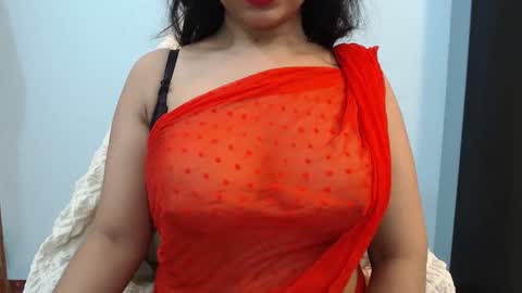 Snapshot of pilowprincess chatting on 11.11.25 Sayra online show from 11.11.25