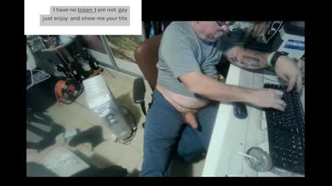 Snapshot of pini_z chatting on 12.19.24 pini_z online show from 12.19.24