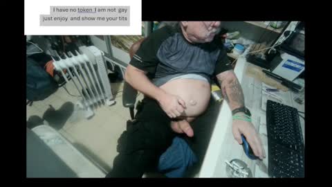 Snapshot of pini_z chatting on 12.22.24 pini_z online show from 12.22.24