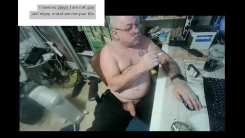 Snapshot of pini_z chatting on 12.25.24 pini_z online show from 12.25.24