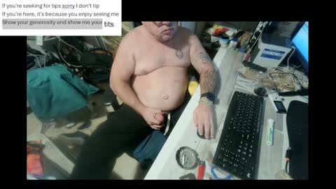 Snapshot of pini_z chatting on 01.17.25 pini_z online show from 01.17.25