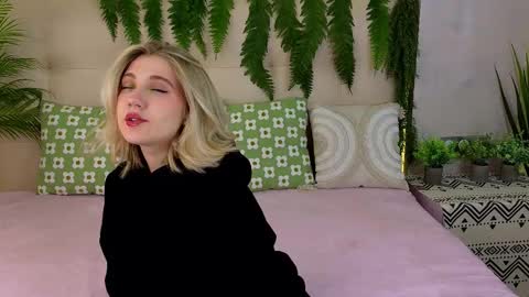 Snapshot of pinkadele chatting on 10.09.25 Adele online show from 10.09.25