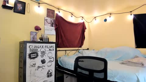 Snapshot of pinkandheated chatting on 09.19.25 Virginity smiles online show from 09.19.25