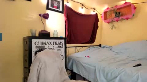 Snapshot of pinkandheated chatting on 10.21.25 Virginity smiles online show from 10.21.25