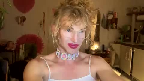 Snapshot of pinkfag chatting on 09.10.25 pinkfag online show from 09.10.25