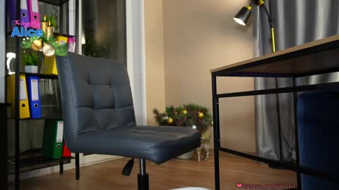 Snapshot of pinkheart_ chatting on 01.06.25 Alice online show from 01.06.25