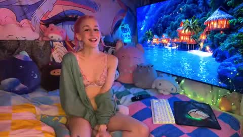 Snapshot of pinkocean3 chatting on 03.10.25 Gwenie online show from 03.10.25