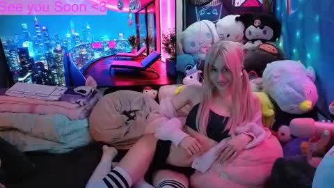 Snapshot of pinkocean3 chatting on 10.26.25 Gwenie online show from 10.26.25