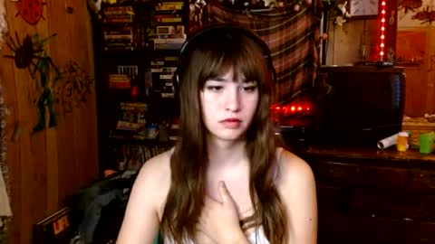 Snapshot of pixinun chatting on 11.12.25 Izzy online show from 11.12.25