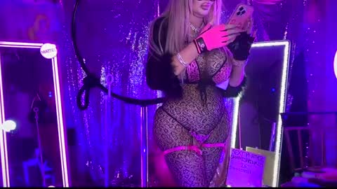 Snapshot of plasticfuckdoll chatting on 01.26.25 Dumb bimbo fuck doll online show from 01.26.25