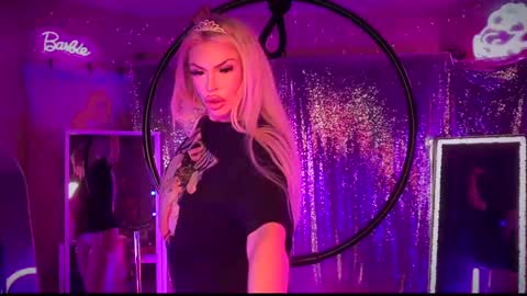 Snapshot of plasticfuckdoll chatting on 01.31.25 Dumb bimbo fuck doll online show from 01.31.25