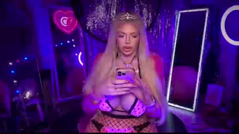 Snapshot of plasticfuckdoll chatting on 02.19.25 Dumb bimbo fuck doll online show from 02.19.25