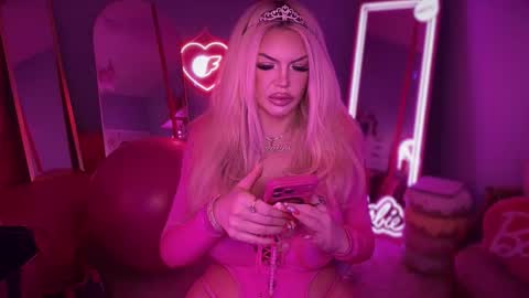 Snapshot of plasticfuckdoll chatting on 09.27.25 Dumb bimbo fuck doll online show from 09.27.25