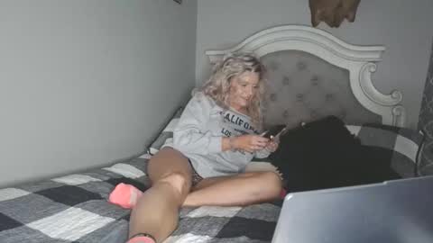 Snapshot of platinum_princess_nicole chatting on 10.22.25 platinum_princess_nicole online show from 10.22.25