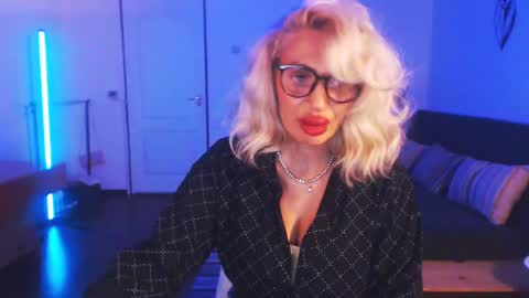 Snapshot of pleasureofgoods chatting on 12.20.24 Victoria online show from 12.20.24