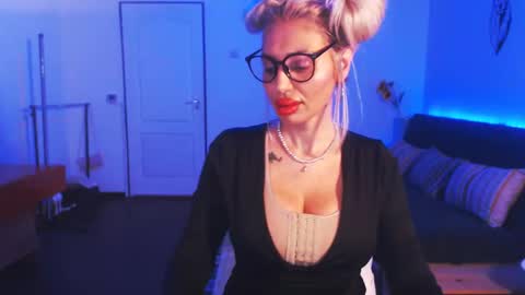 Snapshot of pleasureofgoods chatting on 12.21.24 Victoria online show from 12.21.24