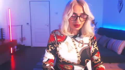 Snapshot of pleasureofgoods chatting on 01.11.25 Victoria online show from 01.11.25