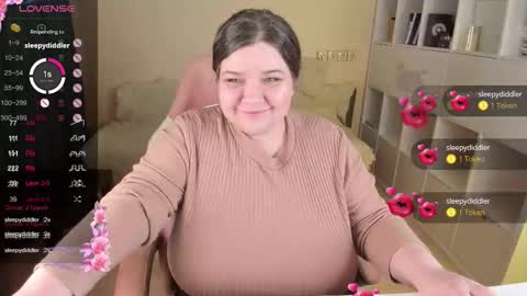 Snapshot of plum_pie__ chatting on 09.26.25 Alice online show from 09.26.25