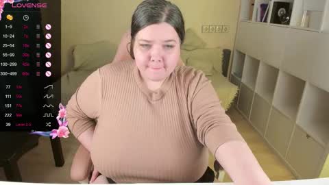 Snapshot of plum_pie__ chatting on 11.08.25 Alice online show from 11.08.25