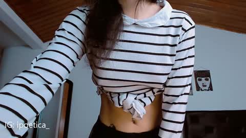 Snapshot of poeeticaa_ chatting on 01.08.25 IG ipoetica online show from 01.08.25