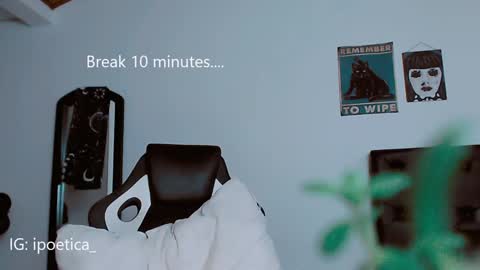 Snapshot of poeeticaa_ chatting on 01.10.25 IG ipoetica online show from 01.10.25