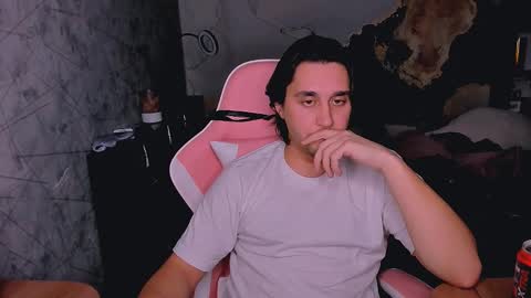 Snapshot of pohyi_ chatting on 12.15.25 pohyi_ online show from 12.15.25