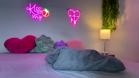 Snapshot of poisonedpeach chatting on 11.06.25 Jenna online show from 11.06.25