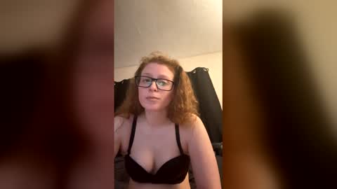 Snapshot of poisonivyy95 chatting on 03.09.26 poisonivyy95 online show from 03.09.26