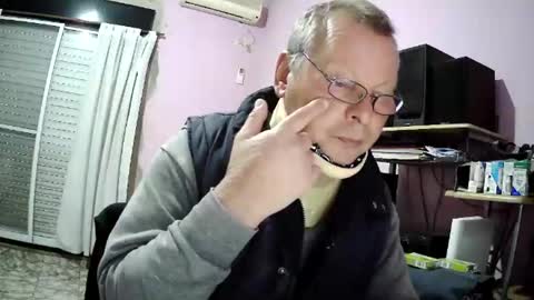 Snapshot of pol22010 chatting on 05.25.26 Polako online show from 05.25.26