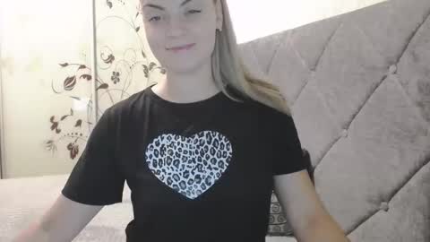 Snapshot of popkornmolli chatting on 10.10.25 popkornmolli online show from 10.10.25