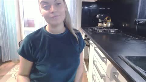 Snapshot of popkornmolli chatting on 11.10.25 popkornmolli online show from 11.10.25